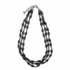 Collier Jeune Femme Se Poudrant