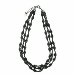Collier Jeune Femme Se Poudrant