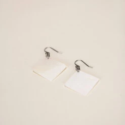Boucles D'oreilles Carrés En Nacre Blanche - L'Indochineur -Mode Accessoires Magasin 87384 xl